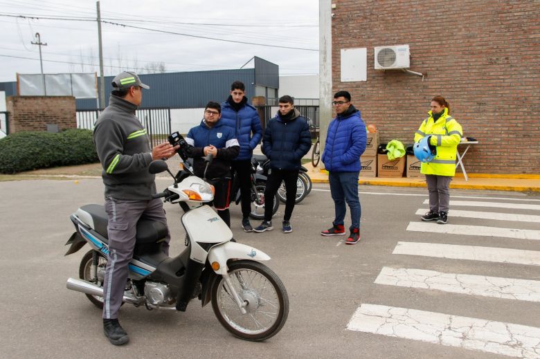 Educación Vial: Jóvenes y adolescentes se capacitan para el uso seguro de motocicletas y cascos