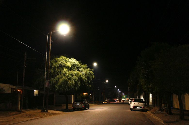 En barrio Roque Saénz Peña se renuevan 24 luminarias led