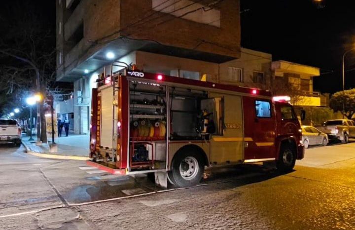 Principio de incendio en un departamento: bomberos rescataron a los ocupantes 