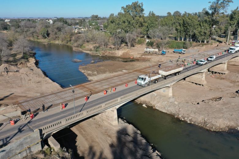 Schiaretti recorrió la obra del nuevo puente que unirá Villa María y Villa Nueva