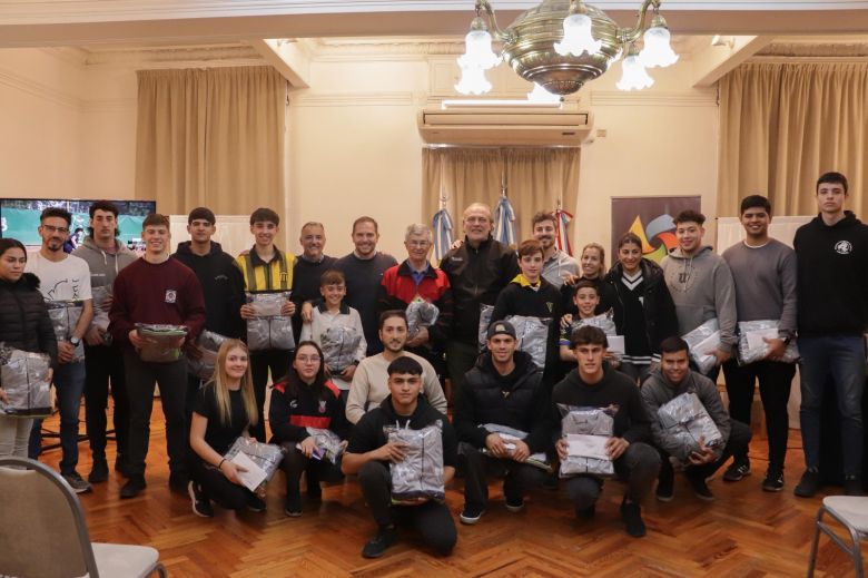 Entregaron becas a 25 deportistas villamarienses en el marco del programa "El Deporte Sos Vos"