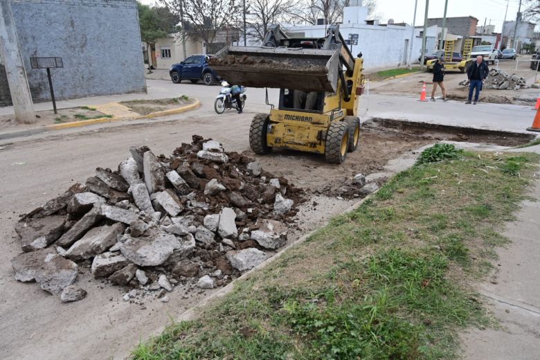 Se realizan tareas de reparación de calles en la ciudad