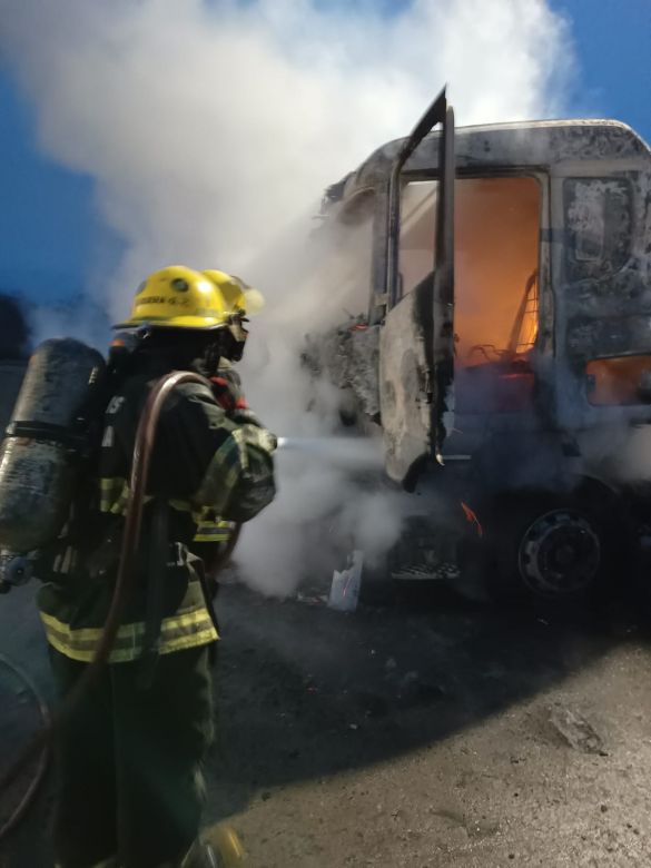 Un camión se prendió fuego en la Autopista Córdoba - Rosario