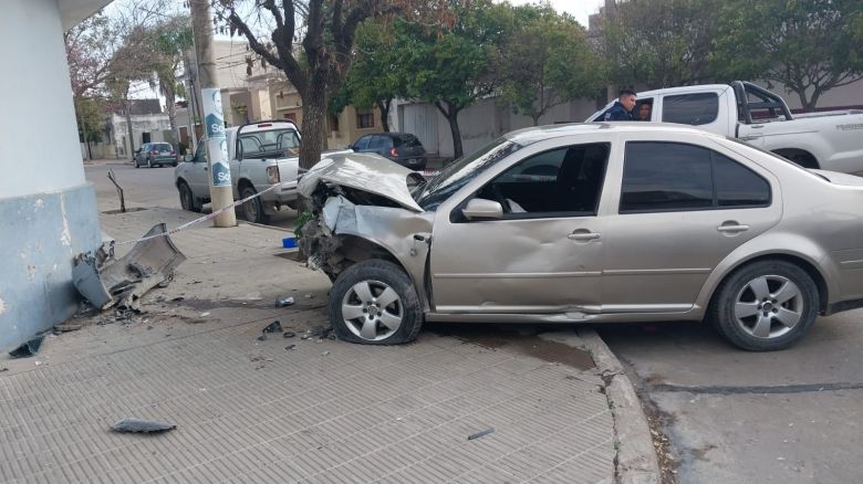 Tras colisionar con una moto, un auto impactó contra una vivienda