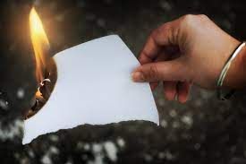 Qué significa escribir el nombre de una persona en un papel y quemarlo