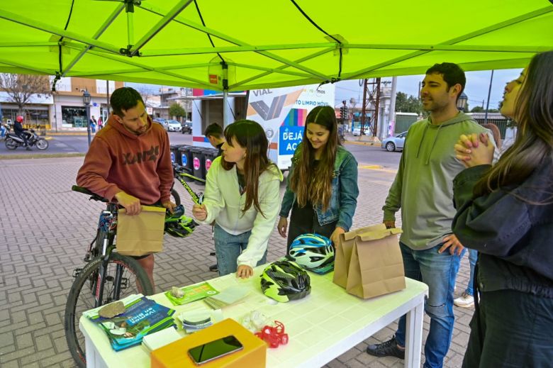 Ciclistas de la ciudad recibieron cascos y luces para una conducción segura