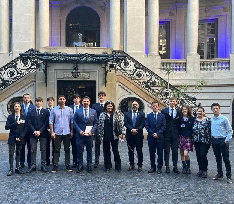 Estudiantes ganadores del Modelo ONU visitaron el edificio de las Naciones Unidas