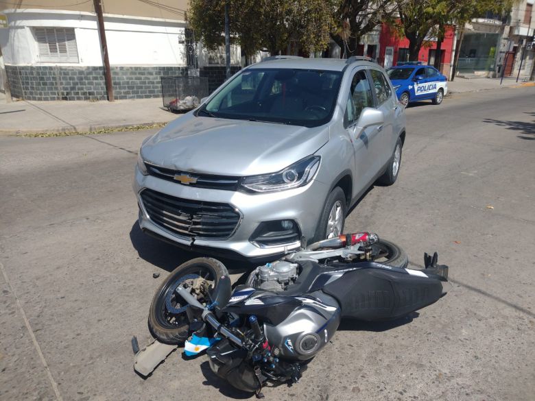 Un motociclista grave tras colisionar con un automóvil