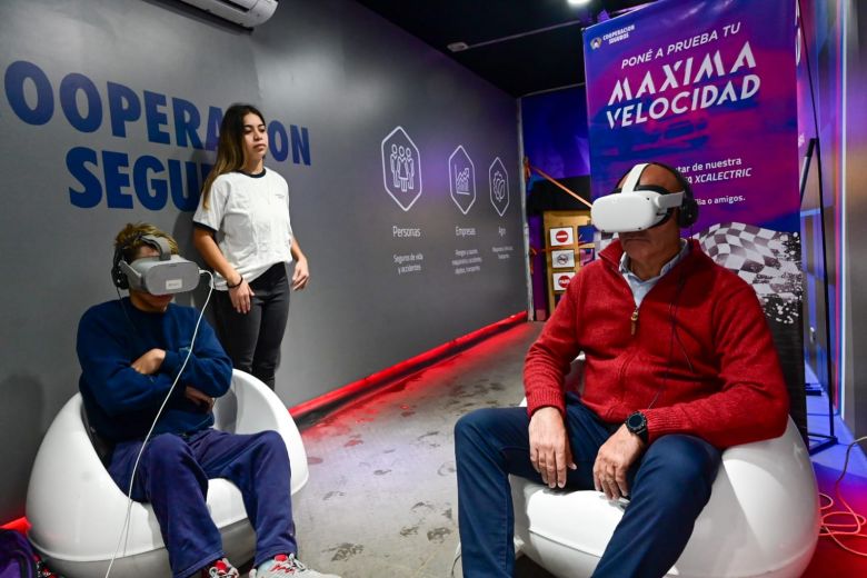 Realidad virtual: estudiantes y vecinos se concientizan en conducción segura
