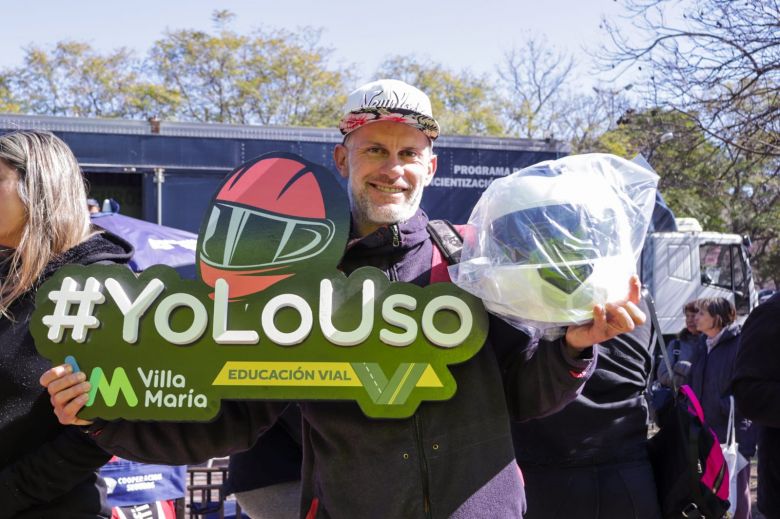 Educación Vial: entregaron cascos a más de un centenar de motociclistas en Plaza Independencia