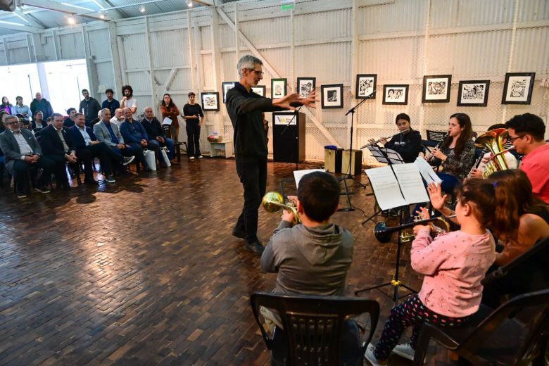 El ministro de Cultura entregó instrumentos musicales en Villa María