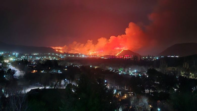 El viento zonda complica los Incendios en Mendoza