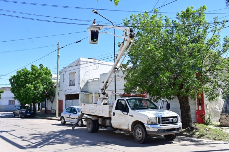 Avanza en el recambio de luminarias a led, con el objetivo de alcanzar la totalidad de barrio Ameghino