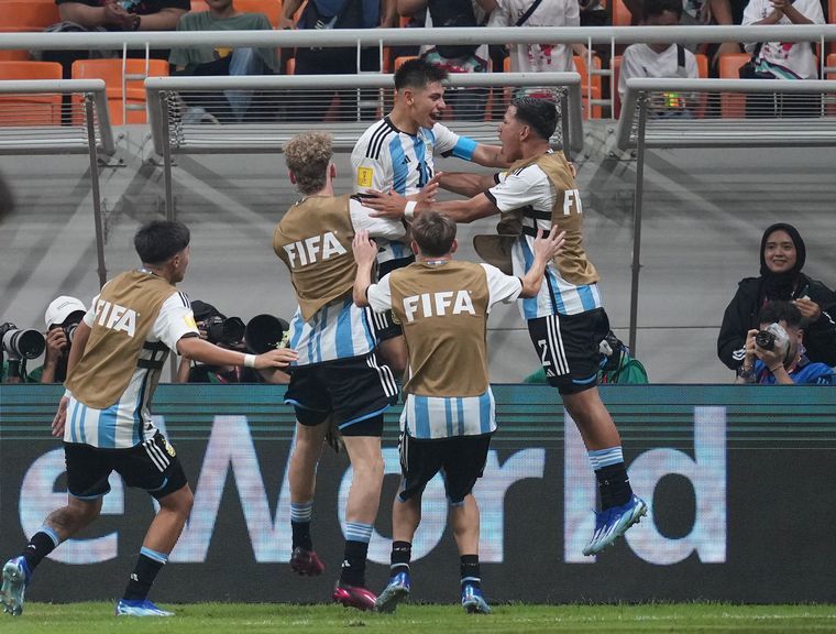 Con tres tantos de Echeverri, Argentina venció a Brasil y clasificó a semifinales