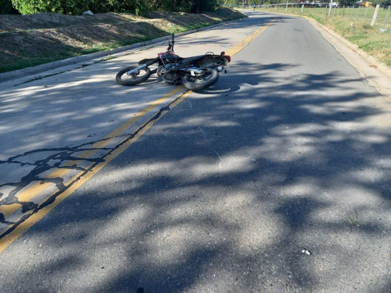 Joven lucha por su vida tras caerse de la motocicleta