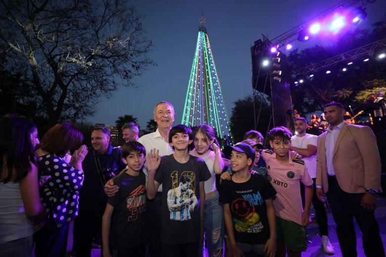 Ante miles de cordobeses, se encendió el árbol de Navidad