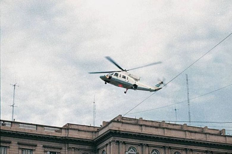 En 2001, Fernando De la Rúa renuncia un día después de haber declarado el estado de sitio 