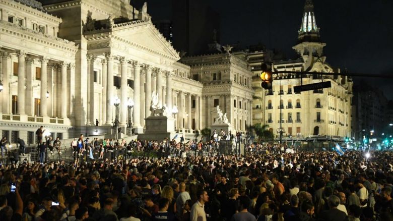 Masiva convocatoria en Plaza Congreso en rechazo al DNU del gobierno de Milei 