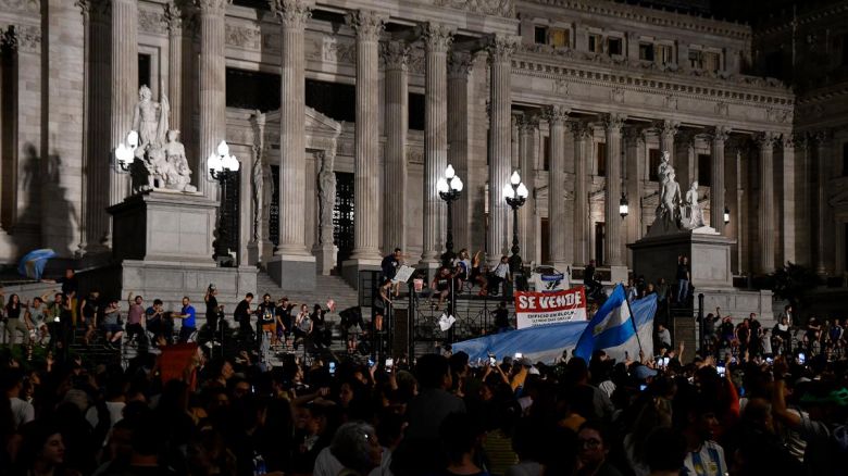 Masiva convocatoria en Plaza Congreso en rechazo al DNU del gobierno de Milei 