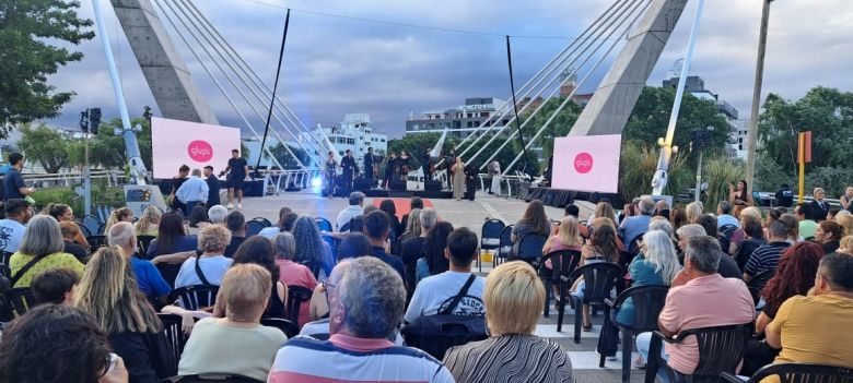 Villa Carlos Paz inauguró la temporada en el puente Centenario