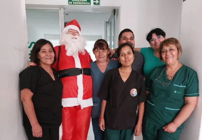 Mamá Noel: la mujer que recorre clínicas de Villa María con amor y sonrisas