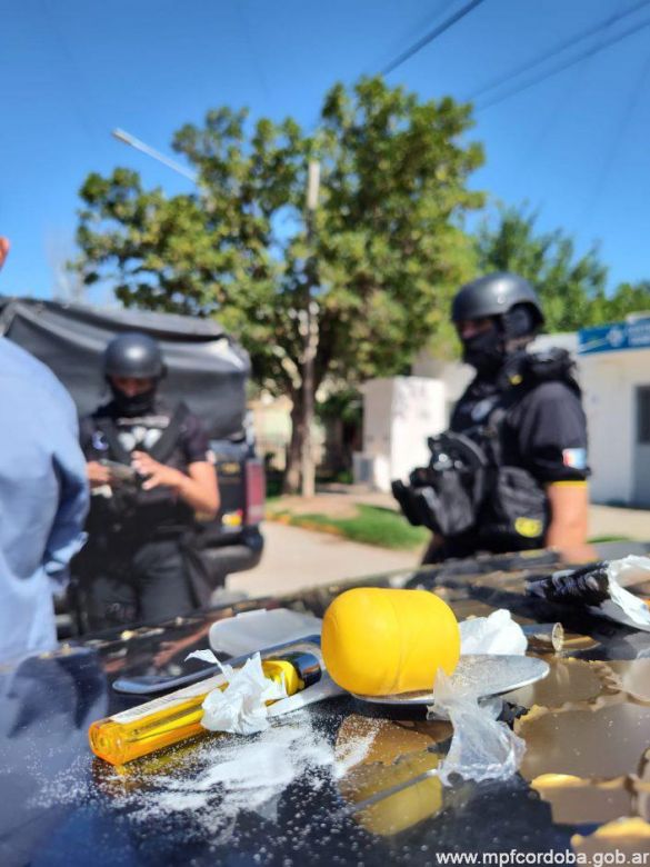 Barrio Los Olmos: un detenido con cocaína envuelta en paquetes de golosinas