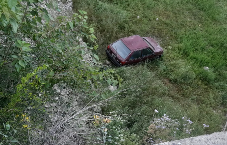 Un vehículo desbarrancó y cayó cinco metros por una pendiente en Carlos Paz