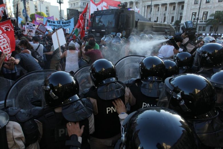 Por los incidentes, el kirchnerismo y la izquierda se retiraron del Congreso y salieron a la calle en pleno debate