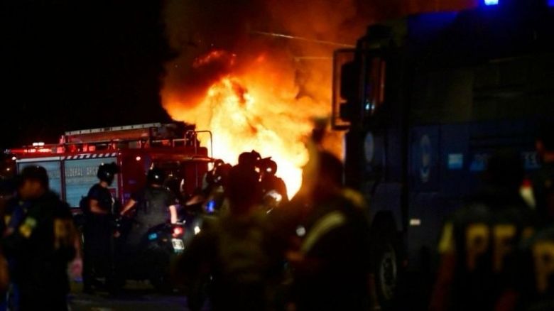 Bullrich dijo que "hay 18 detenidos, más los de la Ciudad" por los incidentes en Plaza Congreso 