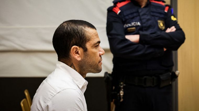Con lágrimas en los ojos, Dani Alves declaró ante el tribunal de Barcelona