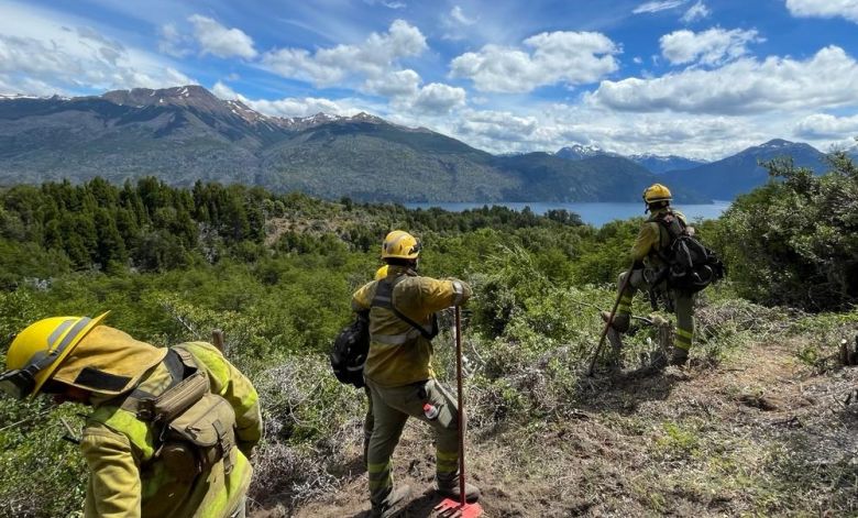 Los Alarces: nueva delegación de bomberos cordobeses viaja a combatir el fuego