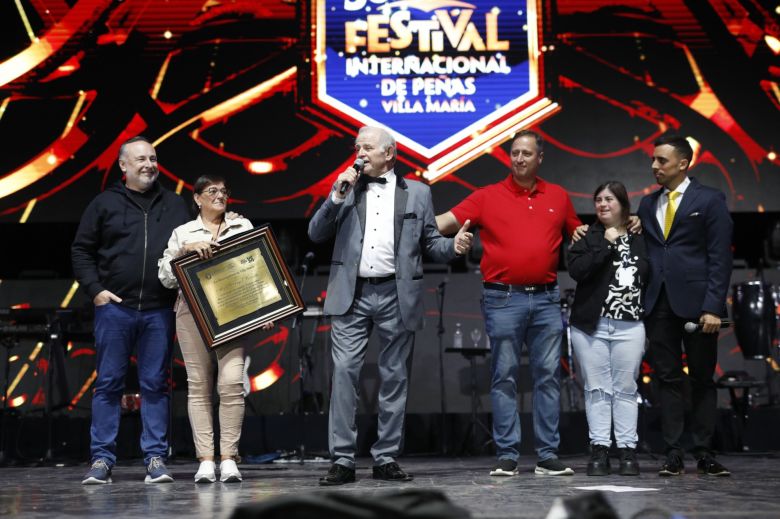 Abel Pintos y Los Palmeras cerraron el Festival Internacional de Peñas 