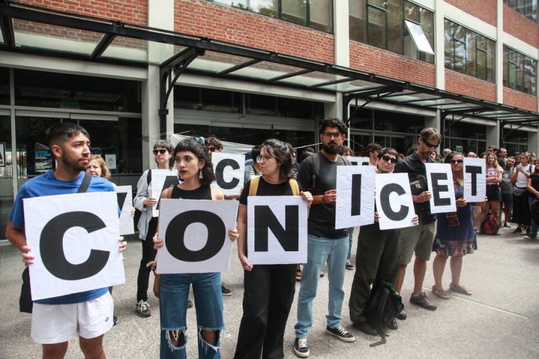 Ajuste en el CONICET: "no hay un plan de ciencia y tecnología, son recortes caprichosos"  