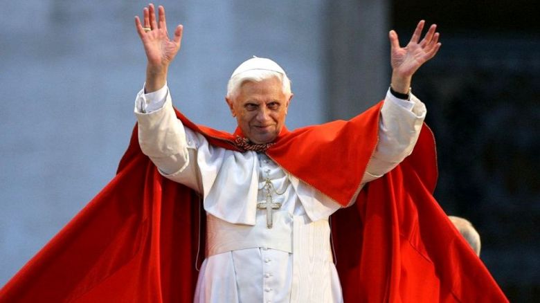 En 2013 se hace efectiva la renuncia del papa Benedicto XVI (Joseph Ratzinger)