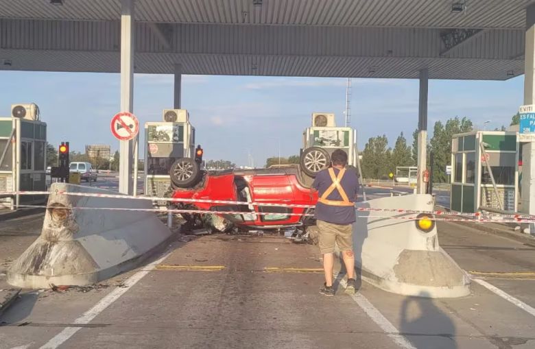 Autopista Córdoba-Carlos Paz: conductor de camioneta murió tras chocar el muro del peaje