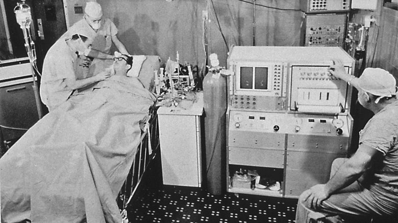 El 4 de abril de 1969 se realizó el primer implante de un corazón artificial