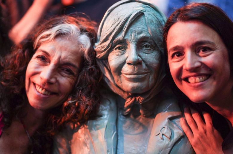 Llaryora y Schiaretti inauguraron la escultura de Sonia Torres
