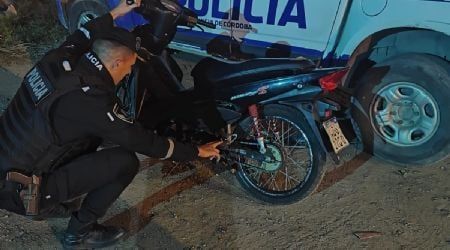 Lo detuvieron mientras manejaba una moto robada 