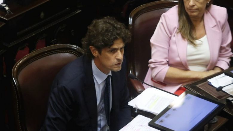 La UCR criticó a Javier Milei y pidió una "política exterior madura y responsable" 