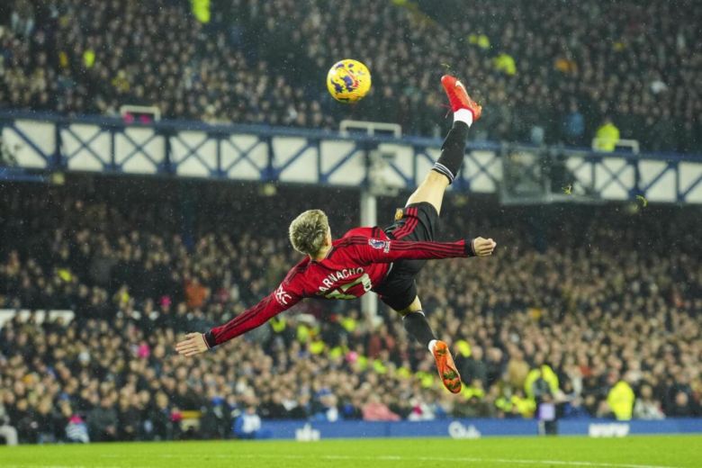 Un gol de Garnacho fue elegido como el mejor de la Premier League