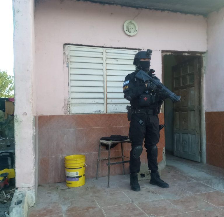 La Fuerza Policial Antinarcotráfico realizó un operativo antidroga en barrio Botta 