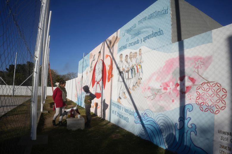 Barrio Las Acacias: intervención artística en homenajea al Sensei José Caminos