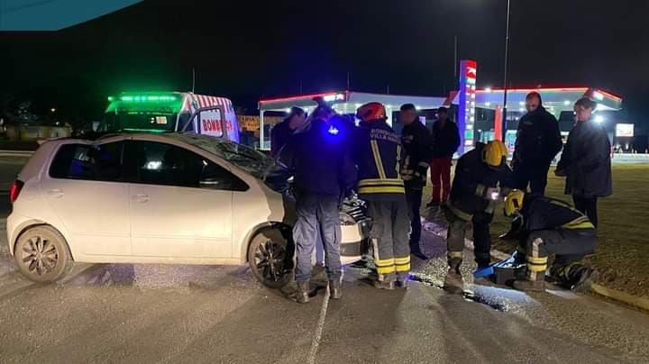 Tumbó un automóvil en la madrugada de este domingo 