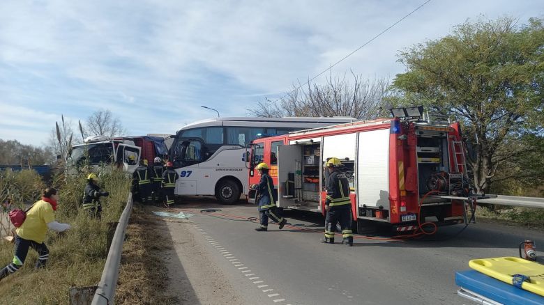 4 heridos tras el choque entre un camión y un colectivo