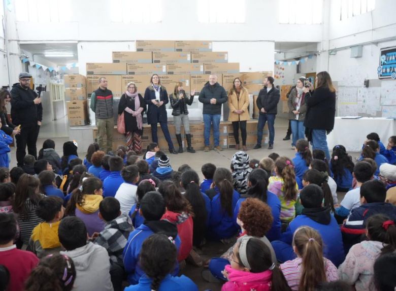 El intendente Accastello entregó calefactores a escuelas de la ciudad