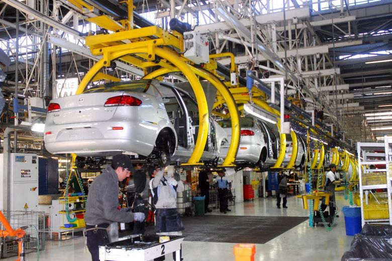 Fuerte caída en la producción de autos en mayo aunque las ventas repuntaron respecto de abril