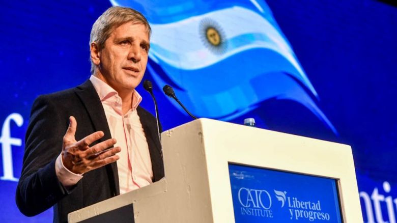 Caputo reiteró que la Nación no financiará más obra pública porque "es un lío" y "es un curro"