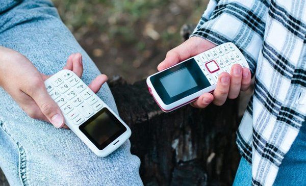 Volver a los “dumbphones”: la nueva tendencia para desconectar del universo digital