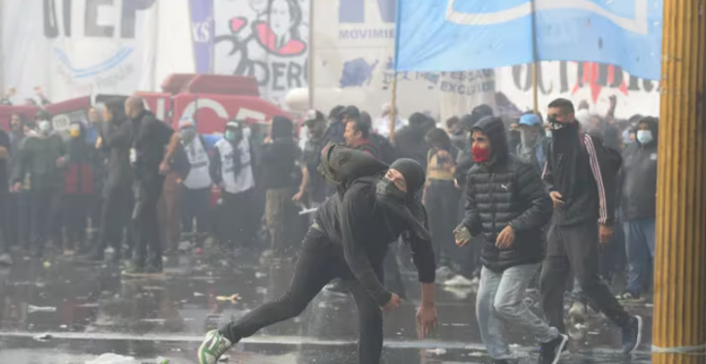 Fuertes disturbios en el Congreso de la Nación 