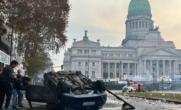 Llaryora y Schiaretti repudiaron la violencia en los alrededores del Congreso